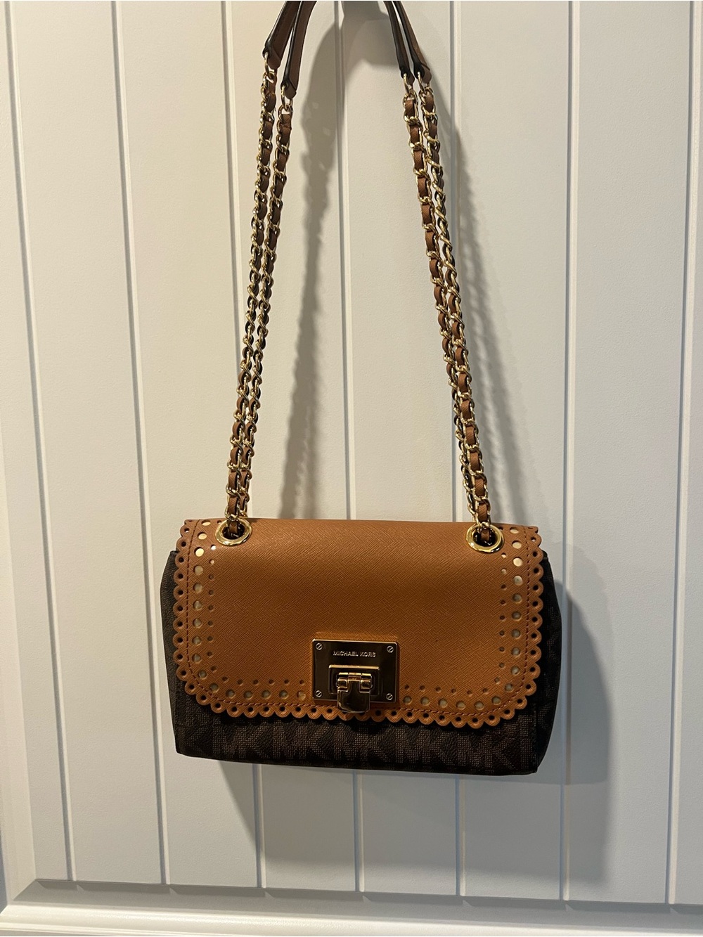 Michael Kors Violet Vivian convertible flap Crossbody.
NWT
Brown/gold